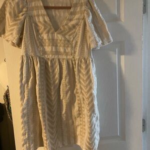 Old Navy Cream Casual Top with V-Neck Label